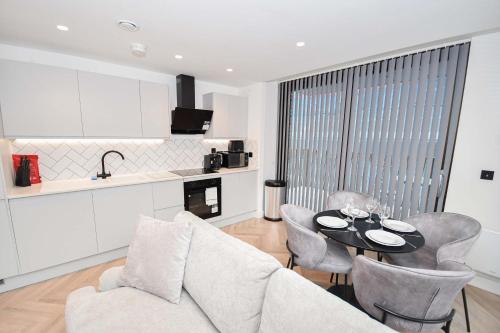 Modern 2 Bed Flat in Central Manchester w Balcony, Manchester (photo 11)