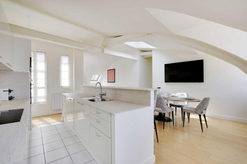 Apt a c 3BR 6P - Saint-Lazare Les Champs Elysée - image 5