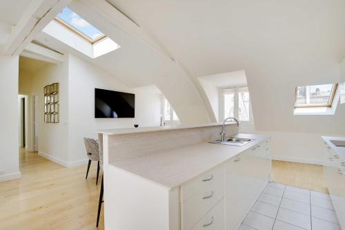 Apt a c 3BR 6P - Saint-Lazare Les Champs Elysée - image 2