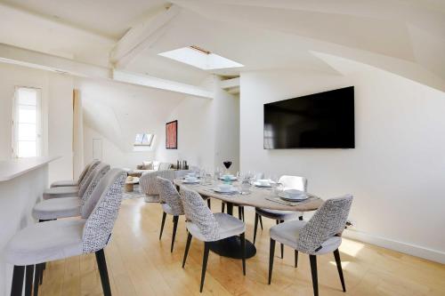Apt a c 3BR 6P - Saint-Lazare Les Champs Elysée - image 4