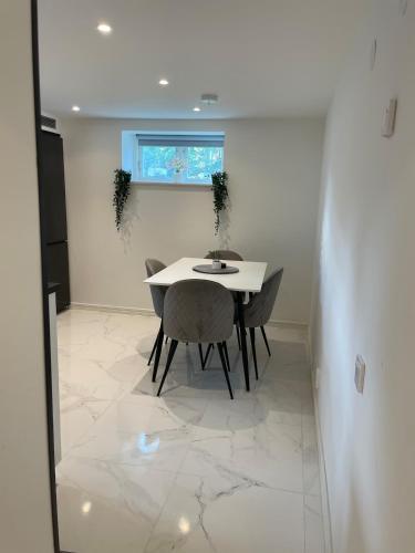 エステルスンド Mysiga lagenheten I Orebro 3つ星 シングルルーム レストラン