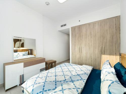 Luxury 2BR near Burj Khalifa with Rooftop Pool, City & Canal Views, Free Parking, Dubaï (photo 8)