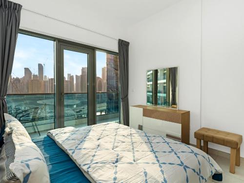Luxury 2BR near Burj Khalifa with Rooftop Pool, City & Canal Views, Free Parking, Dubaï (photo 10)