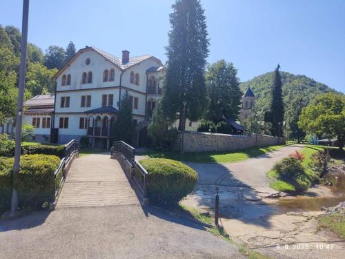 Villa Mostanica, Kozarska Dubica in Dera