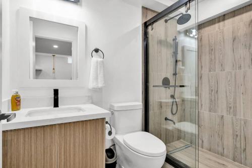 ฝักบัว, 5mins Shopping, Stylish Modern 2BR Kitchen Suite in Markham near สวนสัตว์โตรอนโต