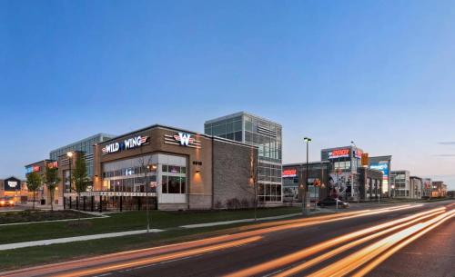 ที่เที่ยวใกล้ที่พัก, 5mins Shopping, Stylish Modern 2BR Kitchen Suite in Markham near สวนสัตว์โตรอนโต