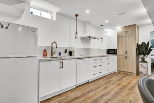 ห้องครัว, 5mins Shopping, Stylish Modern 2BR Kitchen Suite in Markham near สวนสัตว์โตรอนโต