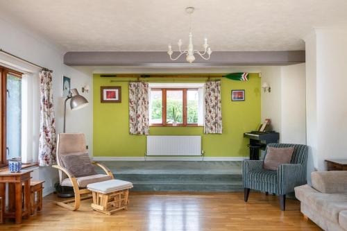 Spacious 5BR Home in Redditch in เรดดิทช์