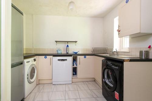 Spacious 5BR Home in Redditch in เรดดิทช์