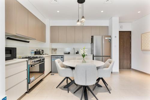Radiant 2BR APT near Dubai Hills Park & Golf Club, Дубай (фото 3)