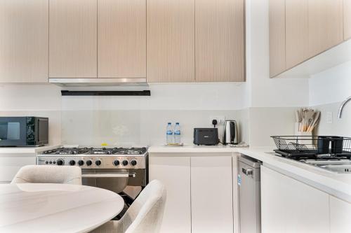 Radiant 2BR APT near Dubai Hills Park & Golf Club, Дубай (фото 9)