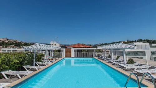 2P pour 4 personnes grande terrasse avec lit parapluie piscine sur le toit et parking en sous-sol