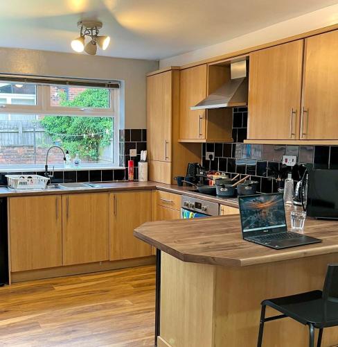 Konyha, Your ideal 3-bedroom home to stay in Leyland in St Ambrose