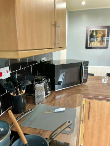 Konyha, Your ideal 3-bedroom home to stay in Leyland in St Ambrose