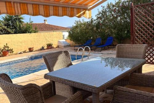 Casa Bueno- Sleeps 7 Private Pool & AirCon in Zurgena