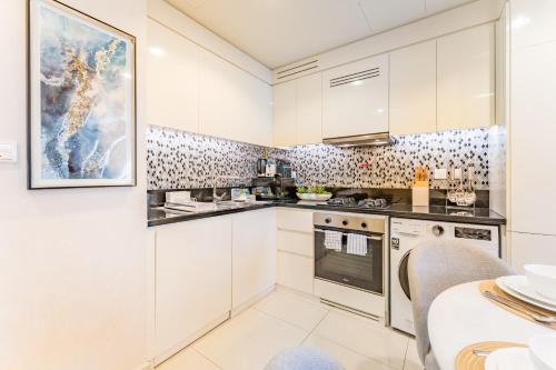 Steps from Dubai Water Canal 2BR, Near Safa Park & SZR, Easy Downtown Access, Aykon City 2 Tower C, Business Bay by Deluxe Holiday Homes, Dubaj (zdjęcie 7)