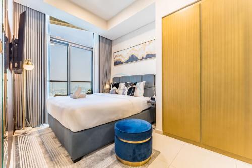 Steps from Dubai Water Canal 2BR, Near Safa Park & SZR, Easy Downtown Access, Aykon City 2 Tower C, Business Bay by Deluxe Holiday Homes, Dubaj (zdjęcie 2)