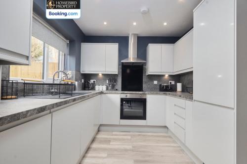 Spacious 4BDR House By Homebird Property Management Short Lets & Serviced Accommodation Leeds With Private Parking & Garden, Leeds (Foto 7)