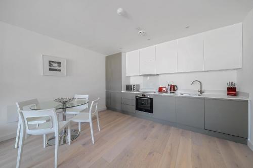 Roomspace Serviced Apartments- Caroline Street - London
