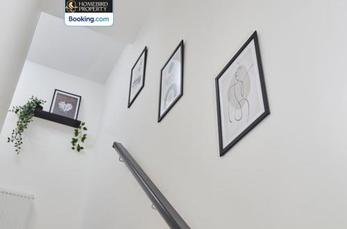 Luxurious 4Bedroom House By Homebird Property Management Short Lets & Serviced Accommodation Leeds With Private Parking, Garden & Patio Area, Leeds (Foto 4)