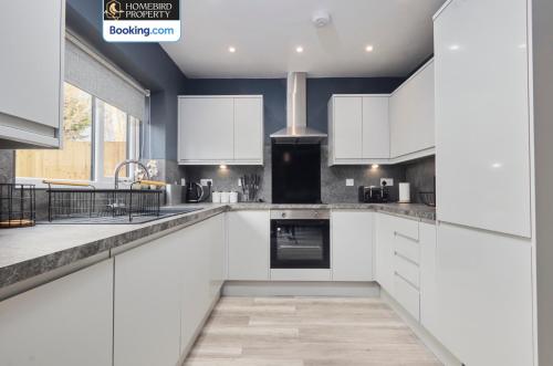 Luxurious 4Bedroom House By Homebird Property Management Short Lets & Serviced Accommodation Leeds With Private Parking, Garden & Patio Area, Leeds (Foto 10)