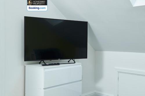 Cosy 4Bedroom House Near City Centre By Homebird Property Management Short Lets & Serviced Accommodation Leeds With Private Parking & Garden, Лидс (фото 9)