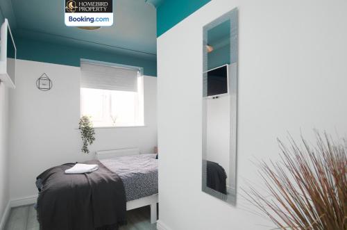Cosy 4Bedroom House Near City Centre By Homebird Property Management Short Lets & Serviced Accommodation Leeds With Private Parking & Garden, Лидс (фото 8)