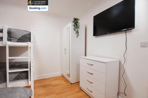 Cosy 4Bedroom House Near City Centre By Homebird Property Management Short Lets & Serviced Accommodation Leeds With Private Parking & Garden, Лидс (фото 10)