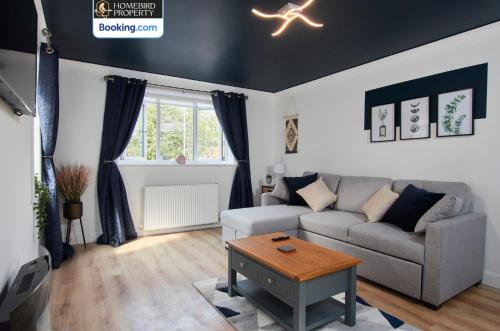 Cosy 4Bedroom House Near City Centre By Homebird Property Management Short Lets & Serviced Accommodation Leeds With Private Parking & Garden, Лидс (фото 6)
