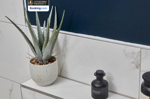Newly Renovated 4BDR Cottage House By Homebird Property Management Short Lets & Serviced Accommodation Leeds With Private Parking & Netflix, Лидс (фото 4)