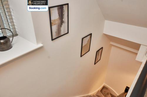 Newly Renovated 4BDR Cottage House By Homebird Property Management Short Lets & Serviced Accommodation Leeds With Private Parking & Netflix, Лидс (фото 8)