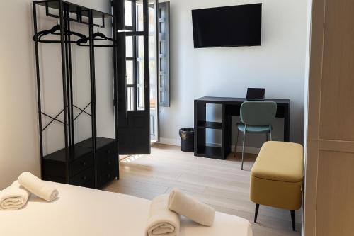 Complutum Hostel Room Type - Family Room with Balcony