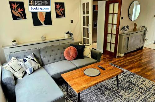 2 Large Bedroom House By Homebird Property Management Short Lets & Serviced Accommodation Leeds With Private Parking & Garden, Leeds (photo 6)
