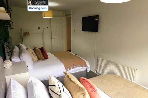 2 Large Bedroom House By Homebird Property Management Short Lets & Serviced Accommodation Leeds With Private Parking & Garden, Leeds (photo 10)