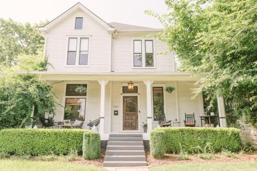 Historic Gem: 4 BR with POOL, walk to all hotspots – khách sạn tại Đông Nashville