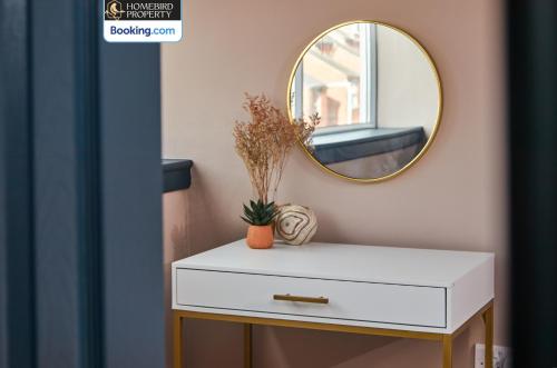 Beautiful 3BDR House By Homebird Property Management Short Lets & Serviced Accommodation Leeds With Free Parking & Free WiFi, Лидс (фото 7)