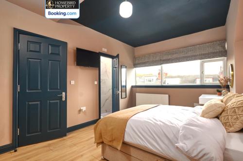 Beautiful 3BDR House By Homebird Property Management Short Lets & Serviced Accommodation Leeds With Free Parking & Free WiFi, Лидс (фото 8)