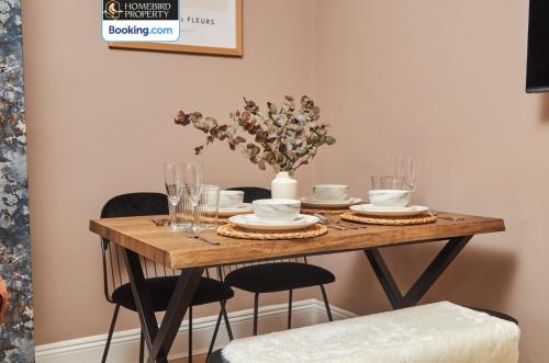 Beautiful 3BDR House By Homebird Property Management Short Lets & Serviced Accommodation Leeds With Free Parking & Free WiFi, Лидс (фото 3)