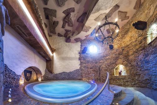 อ่างแช่น้ำร้อน, Spa Hotel Podlesi - Walldorf a Pohadkova vesnicka in สวรัตกา
