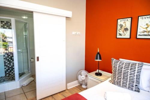 Waterfront - 2BR Oasis with mooring and Lagoon views with direct access to the water, Knysna (zdjęcie 4)