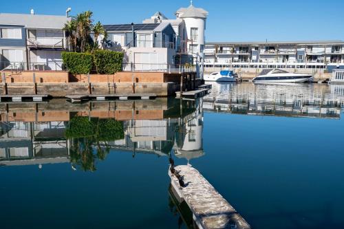 Waterfront - 2BR Oasis with mooring and Lagoon views with direct access to the water, Knysna (zdjęcie 5)