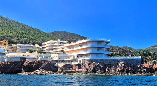 Location Cap Neree acces mer direct, piscine et jardin, Le Trayas entre Cannes et Saint-Raphael in Le Trayas Superieur