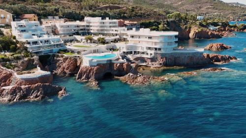 Location Cap Neree acces mer direct, piscine et jardin, Le Trayas entre Cannes et Saint-Raphael in Le Trayas Superieur
