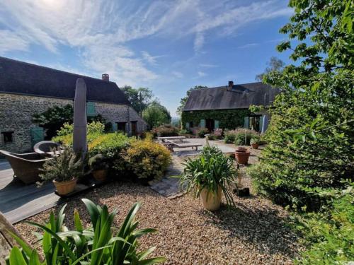 Escapade nature, 2 maisons de charme pour 6 in Moulins-la-Marche