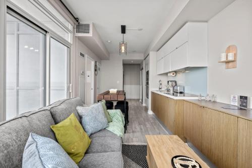 1 Bedroom with King bed Condo in Downtown, Торонто (фото 10)