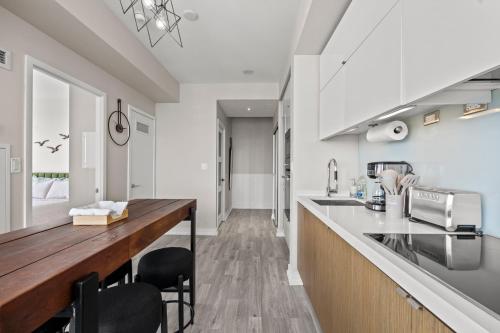 1 Bedroom with King bed Condo in Downtown, Торонто (фото 8)
