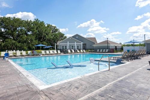 Létesítmények, Landing Spectacular 1BD Pool Gym in Archer