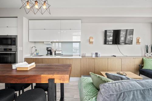 1 Bedroom with King bed Condo in Downtown, Торонто (фото 9)
