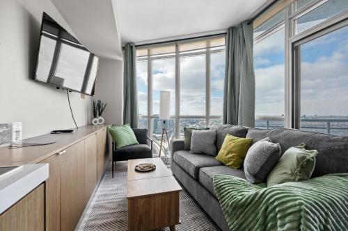 1 Bedroom with King bed Condo in Downtown, Торонто (фото 3)