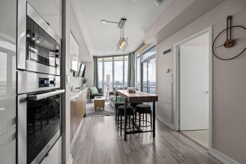 1 Bedroom with King bed Condo in Downtown, Торонто (фото 6)